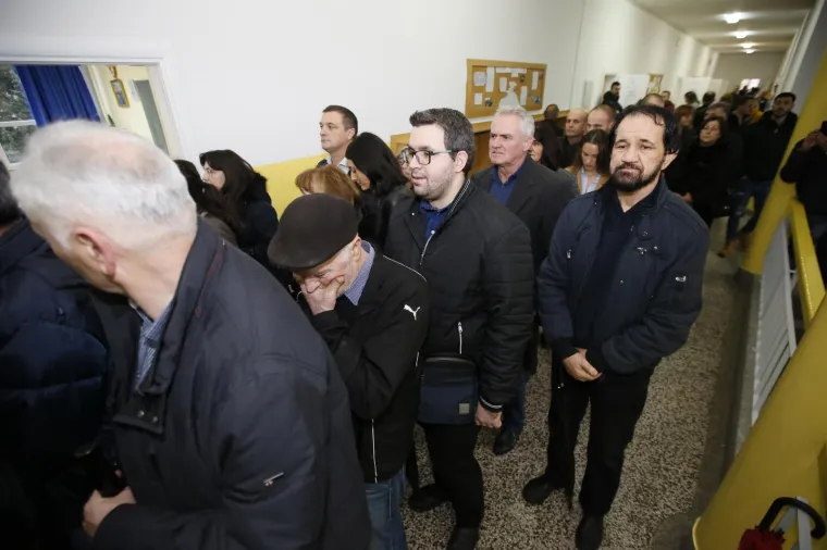 GUŽVA NA BIRAČKIM MJESTIMA U BiH: Glasači satima čekali da bi dali glas na izborima za predsjednika Hrvatske