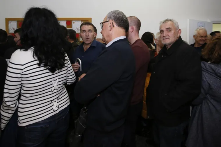 GUŽVA NA BIRAČKIM MJESTIMA U BiH: Glasači satima čekali da bi dali glas na izborima za predsjednika Hrvatske