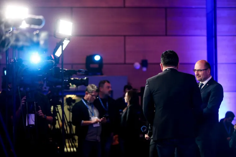 IZBORNI STOŽER KOLINDE GRABAR KITAROVIĆ: Ore se domoljubne pjesme, čeka se predsjednica