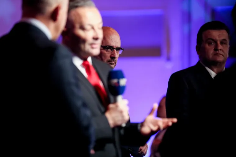 IZBORNI STOŽER KOLINDE GRABAR KITAROVIĆ: Ore se domoljubne pjesme, čeka se predsjednica