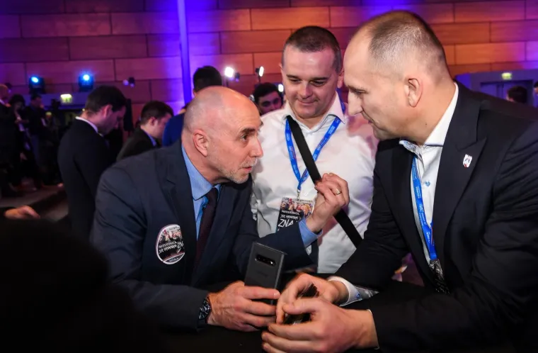 IZBORNI STOŽER KOLINDE GRABAR KITAROVIĆ: Ore se domoljubne pjesme, čeka se predsjednica