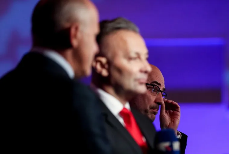 IZBORNI STOŽER KOLINDE GRABAR KITAROVIĆ: Ore se domoljubne pjesme, čeka se predsjednica