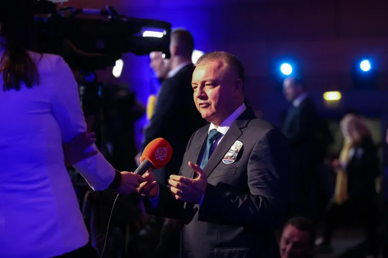 IZBORNI STOŽER KOLINDE GRABAR KITAROVIĆ: Ore se domoljubne pjesme, čeka se predsjednica