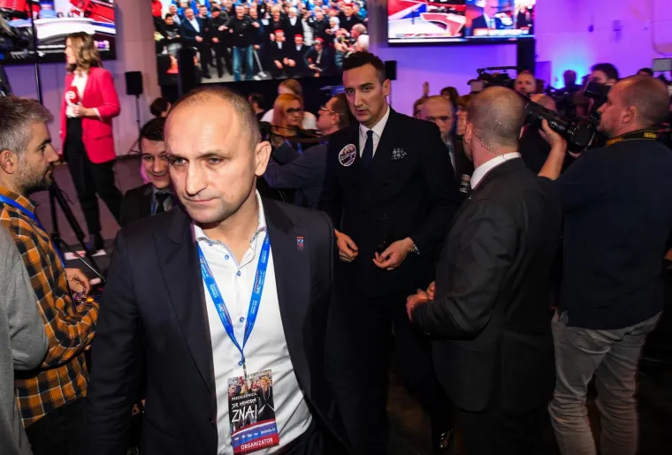 IZBORNI STOŽER KOLINDE GRABAR KITAROVIĆ: Ore se domoljubne pjesme, čeka se predsjednica