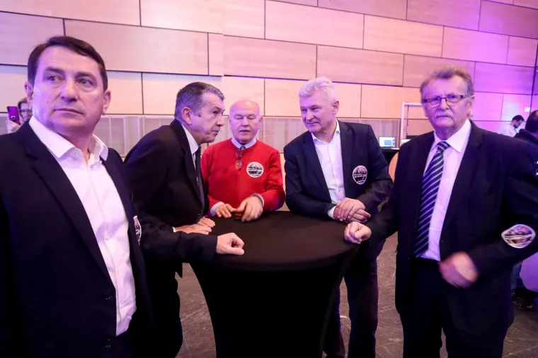 IZBORNI STOŽER KOLINDE GRABAR KITAROVIĆ: Ore se domoljubne pjesme, čeka se predsjednica