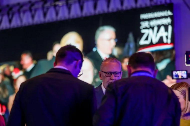 IZBORNI STOŽER KOLINDE GRABAR KITAROVIĆ: Ore se domoljubne pjesme, čeka se predsjednica