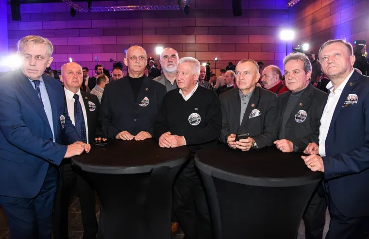 IZBORNI STOŽER KOLINDE GRABAR KITAROVIĆ: Ore se domoljubne pjesme, čeka se predsjednica