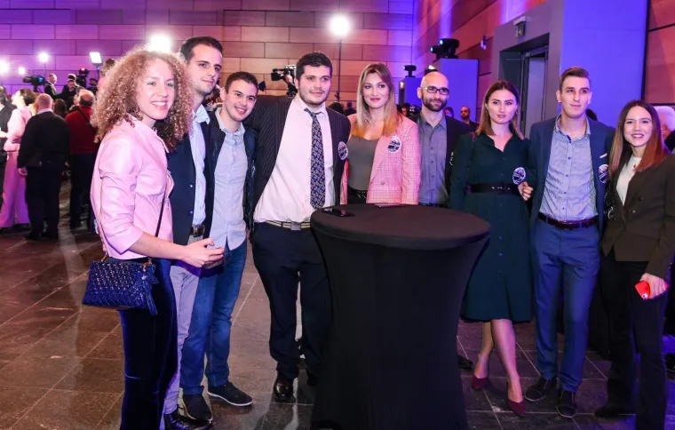 IZBORNI STOŽER KOLINDE GRABAR KITAROVIĆ: Ore se domoljubne pjesme, čeka se predsjednica