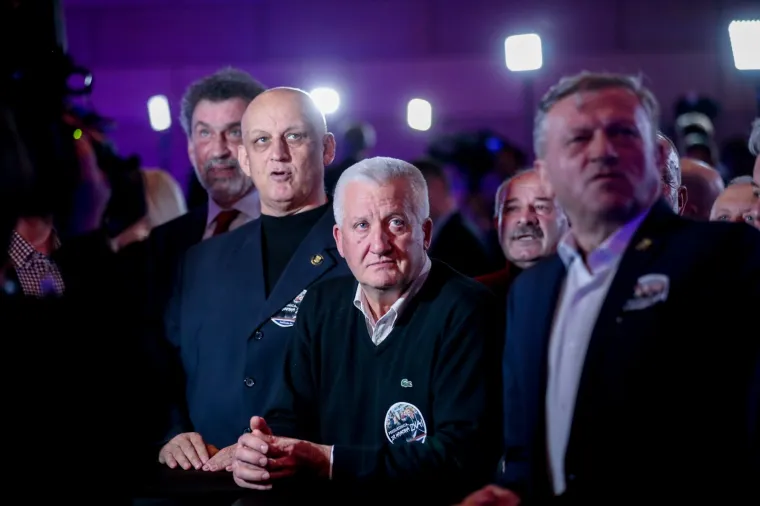 IZBORNI STOŽER KOLINDE GRABAR KITAROVIĆ: Ore se domoljubne pjesme, čeka se predsjednica