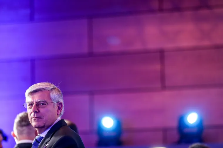 IZBORNI STOŽER KOLINDE GRABAR KITAROVIĆ: Ore se domoljubne pjesme, čeka se predsjednica