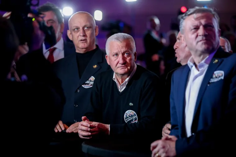 IZBORNI STOŽER KOLINDE GRABAR KITAROVIĆ: Ore se domoljubne pjesme, čeka se predsjednica