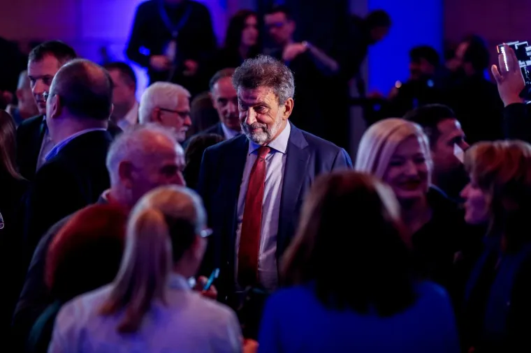 IZBORNI STOŽER KOLINDE GRABAR KITAROVIĆ: Ore se domoljubne pjesme, čeka se predsjednica