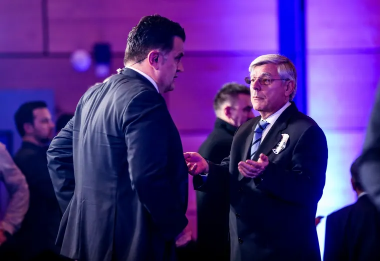 IZBORNI STOŽER KOLINDE GRABAR KITAROVIĆ: Ore se domoljubne pjesme, čeka se predsjednica