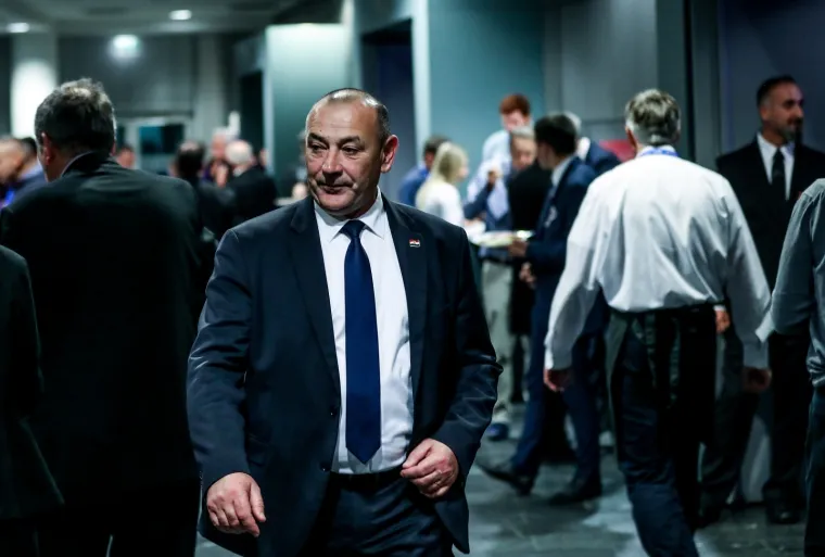 IZBORNI STOŽER KOLINDE GRABAR KITAROVIĆ: Ore se domoljubne pjesme, čeka se predsjednica