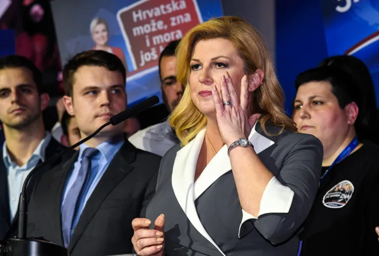 U izbornom stožeru Kolinde Grabar-Kitarović tijekom čekanja rezultata na izborima, najveća joj je podrška bio suprug Jakov koji se nije odvajao od nje.