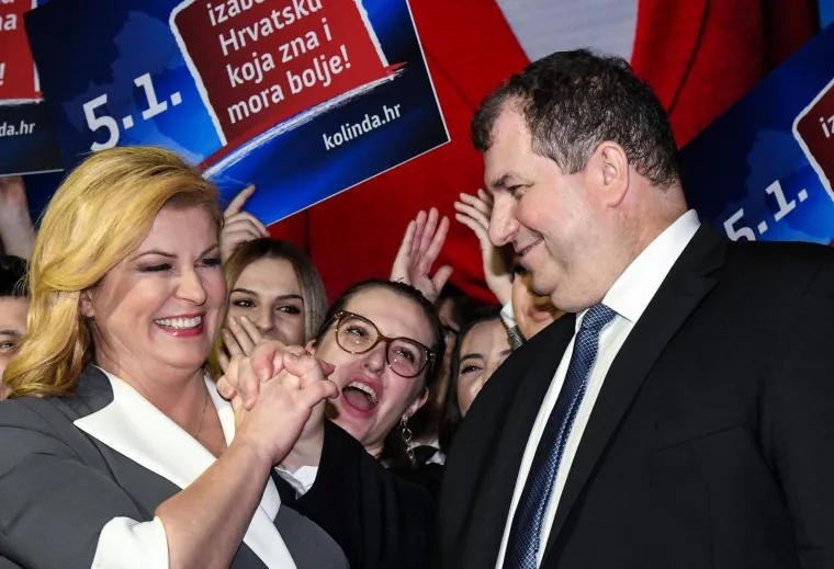 U izbornom stožeru Kolinde Grabar-Kitarović tijekom čekanja rezultata na izborima, najveća joj je podrška bio suprug Jakov koji se nije odvajao od nje.