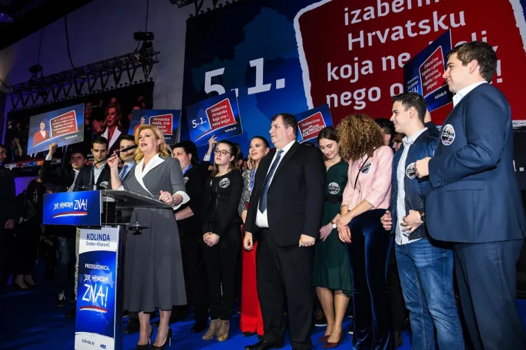 U izbornom stožeru Kolinde Grabar-Kitarović tijekom čekanja rezultata na izborima, najveća joj je podrška bio suprug Jakov koji se nije odvajao od nje.