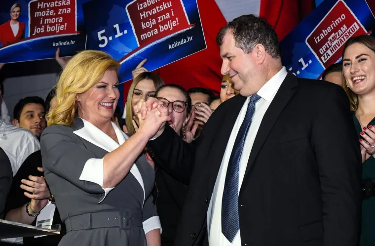 U izbornom stožeru Kolinde Grabar-Kitarović tijekom čekanja rezultata na izborima, najveća joj je podrška bio suprug Jakov koji se nije odvajao od nje.