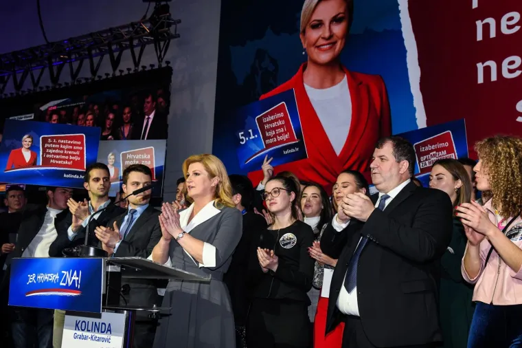U izbornom stožeru Kolinde Grabar-Kitarović tijekom čekanja rezultata na izborima, najveća joj je podrška bio suprug Jakov koji se nije odvajao od nje.