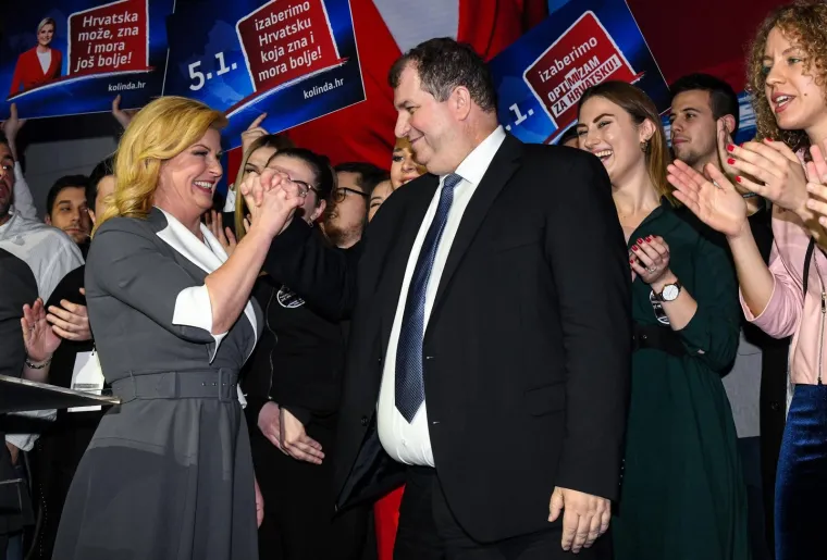 U izbornom stožeru Kolinde Grabar-Kitarović tijekom čekanja rezultata na izborima, najveća joj je podrška bio suprug Jakov koji se nije odvajao od nje.