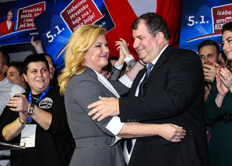 U izbornom stožeru Kolinde Grabar-Kitarović tijekom čekanja rezultata na izborima, najveća joj je podrška bio suprug Jakov koji se nije odvajao od nje.