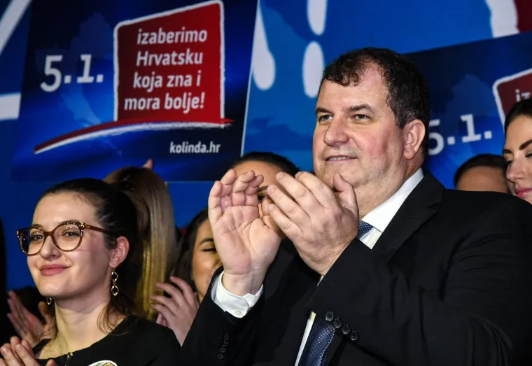 U izbornom stožeru Kolinde Grabar-Kitarović tijekom čekanja rezultata na izborima, najveća joj je podrška bio suprug Jakov koji se nije odvajao od nje.