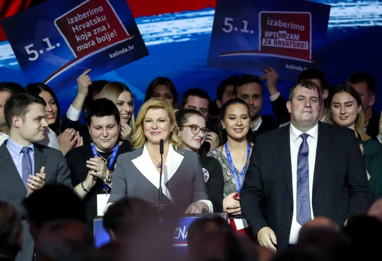 Najveća potpora: Nježni zagrljaj i pomalo zabrinuti pogled supruga Jakova za ulazak u drugi krug