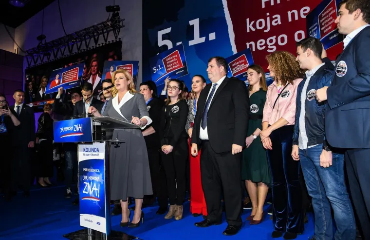 U izbornom stožeru Kolinde Grabar-Kitarović tijekom čekanja rezultata na izborima, najveća joj je podrška bio suprug Jakov koji se nije odvajao od nje.