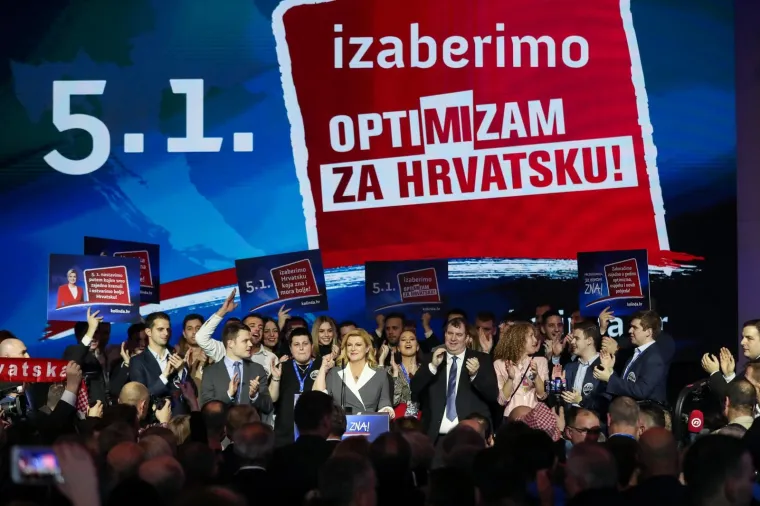 U izbornom stožeru Kolinde Grabar-Kitarović tijekom čekanja rezultata na izborima, najveća joj je podrška bio suprug Jakov koji se nije odvajao od nje.