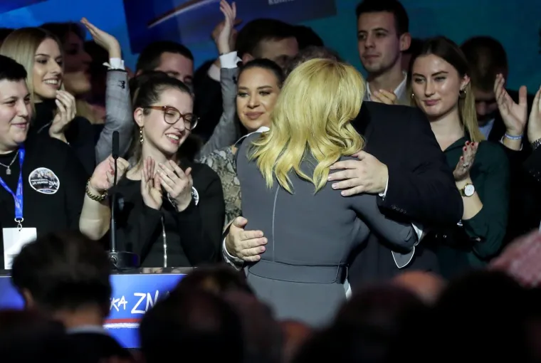 U izbornom stožeru Kolinde Grabar-Kitarović tijekom čekanja rezultata na izborima, najveća joj je podrška bio suprug Jakov koji se nije odvajao od nje.