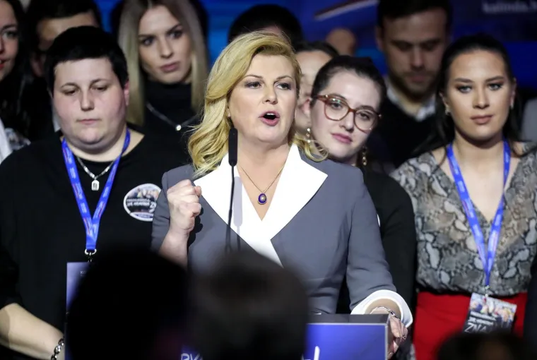 U izbornom stožeru Kolinde Grabar-Kitarović tijekom čekanja rezultata na izborima, najveća joj je podrška bio suprug Jakov koji se nije odvajao od nje.