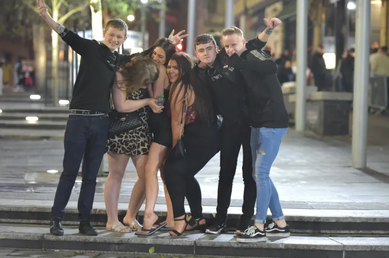 BLAGDANSKO OPIJANJE U ENGLESKOJ KAKVO NISTE VIDJELI: Leže na cesti, ne znaju hodati, a neki prizori stvarno su odvratni