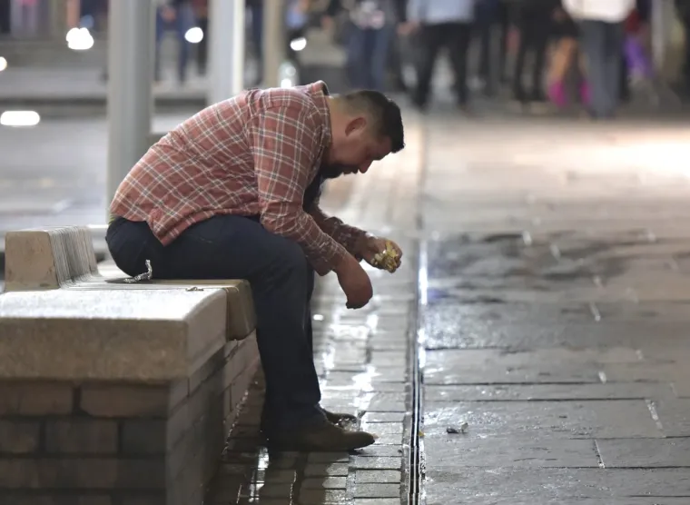 BLAGDANSKO OPIJANJE U ENGLESKOJ KAKVO NISTE VIDJELI: Leže na cesti, ne znaju hodati, a neki prizori stvarno su odvratni