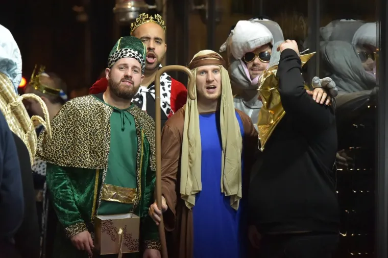 BLAGDANSKO OPIJANJE U ENGLESKOJ KAKVO NISTE VIDJELI: Leže na cesti, ne znaju hodati, a neki prizori stvarno su odvratni