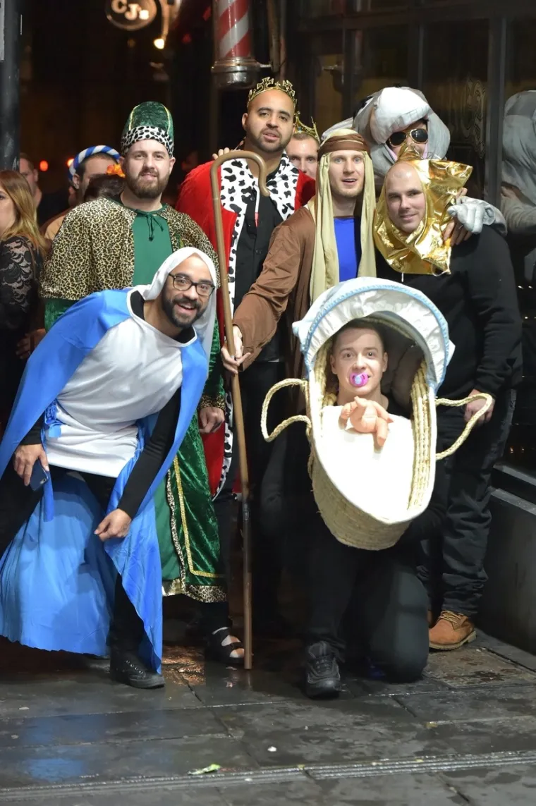 BLAGDANSKO OPIJANJE U ENGLESKOJ KAKVO NISTE VIDJELI: Leže na cesti, ne znaju hodati, a neki prizori stvarno su odvratni