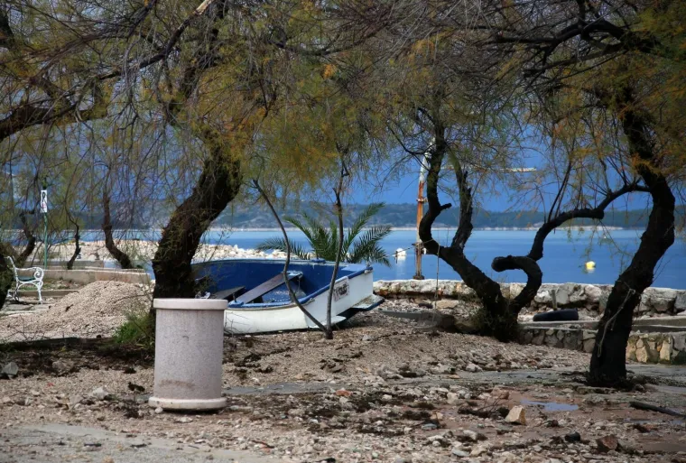 NEVRIJEME POTOPILO BARKE I DEVASTIRALO CESTE UZ MORE: Ovako danas izgleda obala u Brodarici pokraj Šibenika