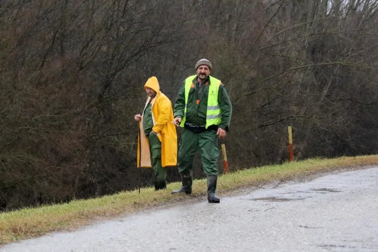 Na području lovišta Kamarište u Srbiji, u Dunavu su pronađena tijela dvaju migranata, a za četiri osobe se još traga. Do nesreće je došlo kada je devet migranata ukrcano u čamac pokušalo prijeći Dunav te ući u Hrvatsku.