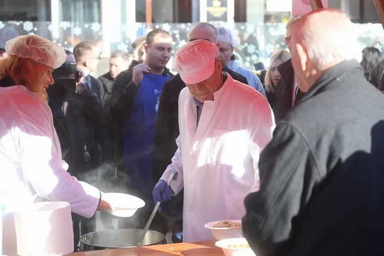 Iz ruke gradonačelnika: Bandić dijelio bakalar na Trgu, a neki došli i sa zdjelama