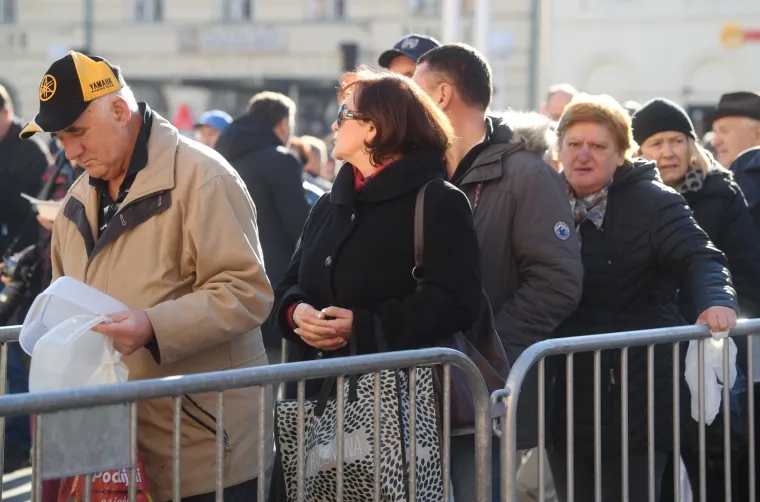 Iz ruke gradonačelnika: Bandić dijelio bakalar na Trgu, a neki došli i sa zdjelama