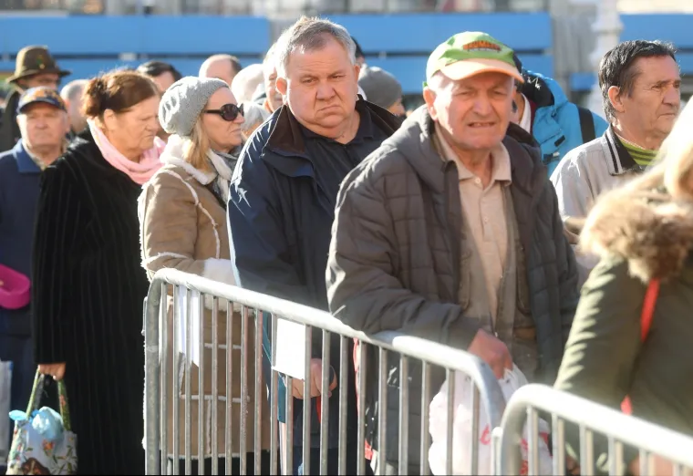Iz ruke gradonačelnika: Bandić dijelio bakalar na Trgu, a neki došli i sa zdjelama