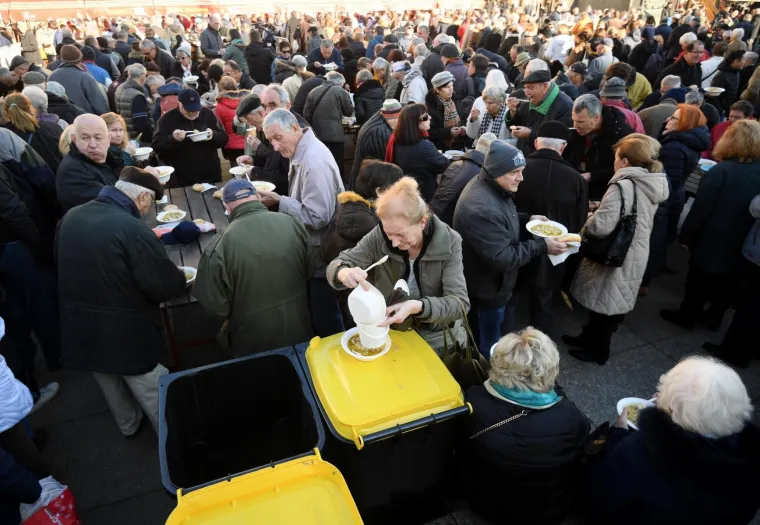Iz ruke gradonačelnika: Bandić dijelio bakalar na Trgu, a neki do&scaron;li i sa zdjelama