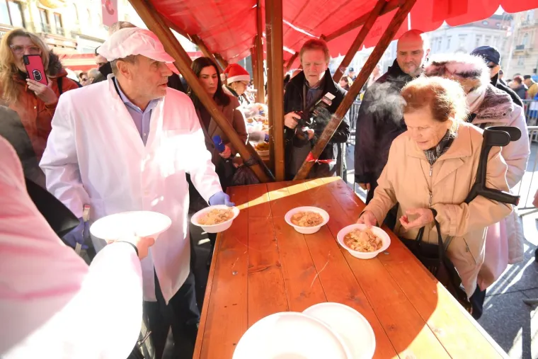 Iz ruke gradonačelnika: Bandić dijelio bakalar na Trgu, a neki do&scaron;li i sa zdjelama