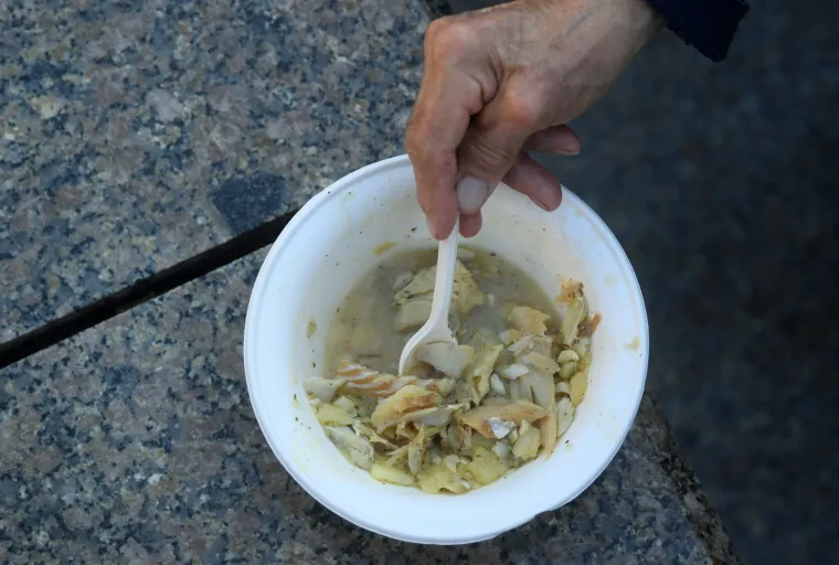 Iz ruke gradonačelnika: Bandić dijelio bakalar na Trgu, a neki do&scaron;li i sa zdjelama