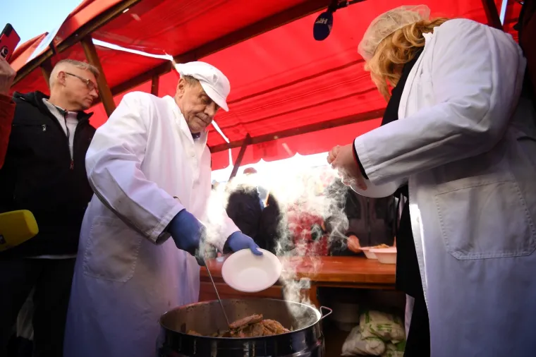 Iz ruke gradonačelnika: Bandić dijelio bakalar na Trgu, a neki do&scaron;li i sa zdjelama
