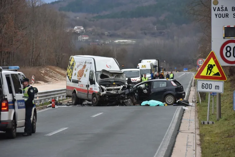 Vozač automobila poginuo u te&scaron;koj prometnoj nesreći: Pre&scaron;ao je na suprotni trak