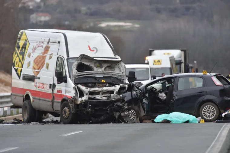 Vozač automobila poginuo u te&scaron;koj prometnoj nesreći: Pre&scaron;ao je na suprotni trak