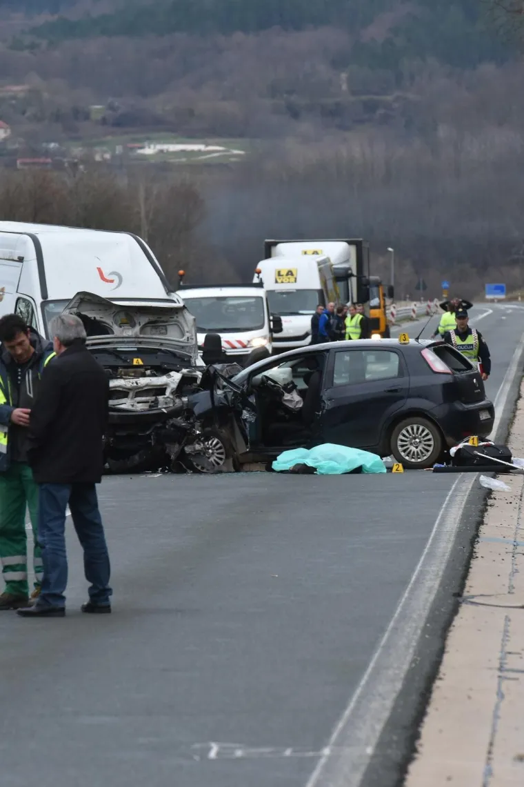 Vozač automobila poginuo u te&scaron;koj prometnoj nesreći: Pre&scaron;ao je na suprotni trak