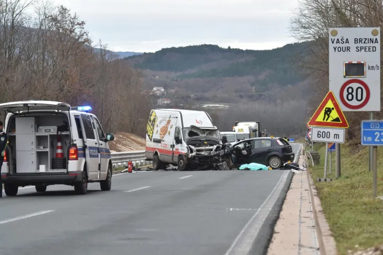 Vozač automobila poginuo u te&scaron;koj prometnoj nesreći: Pre&scaron;ao je na suprotni trak