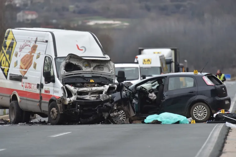 Vozač automobila poginuo u te&scaron;koj prometnoj nesreći: Pre&scaron;ao je na suprotni trak
