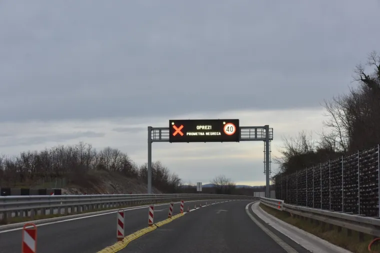 Vozač automobila poginuo u te&scaron;koj prometnoj nesreći: Pre&scaron;ao je na suprotni trak